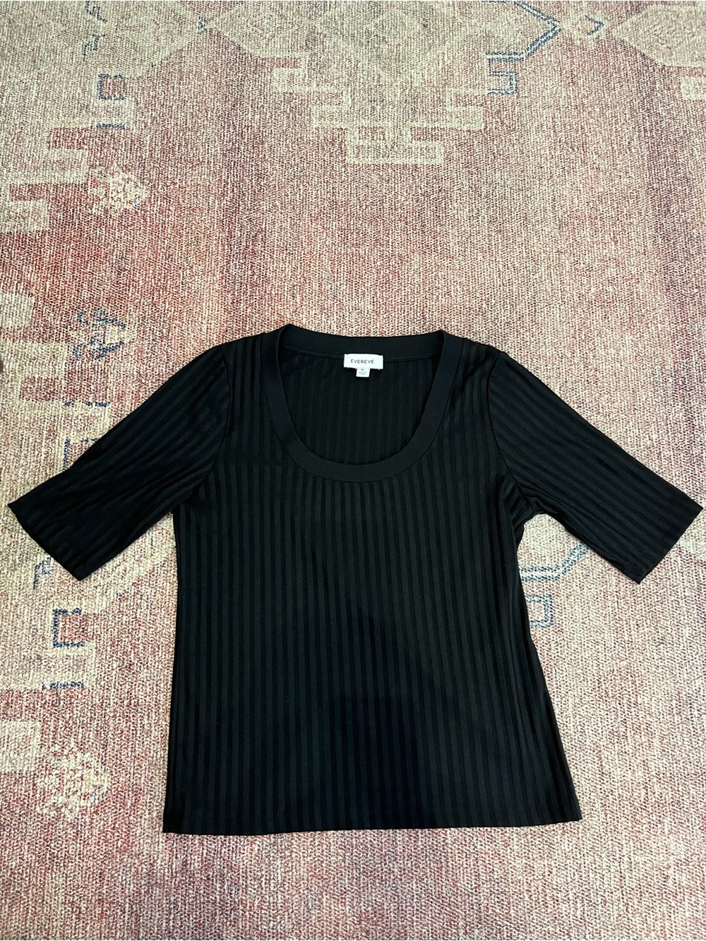 Evereve black short-sleeve fitted ribbed top wth a scoop neckline size med NWOT